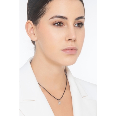 Ciondolo con lettera R in corsivo in oro bianco 18k