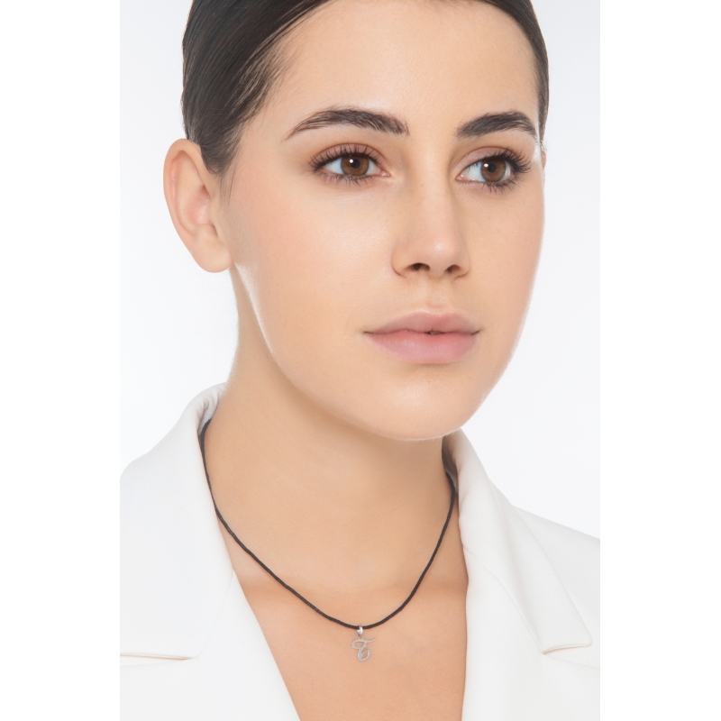 Ciondolo con lettera iniziale in corsivo T in oro bianco 18k