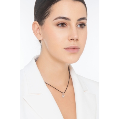 Ciondolo con lettera iniziale U corsivo in oro bianco 18k