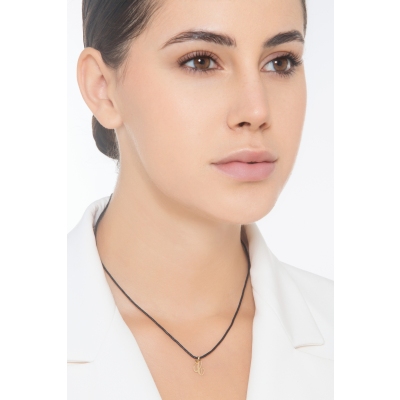 Ciondolo con lettera iniziale C corsivo in oro giallo 18k