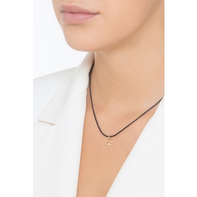 Ciondolo con lettera iniziale F corsivo in oro giallo 18k