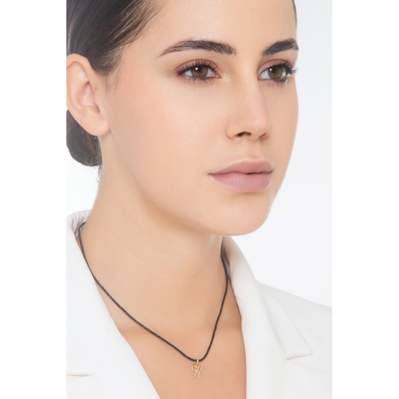 Ciondolo con lettera iniziale K corsivo in oro giallo 18k