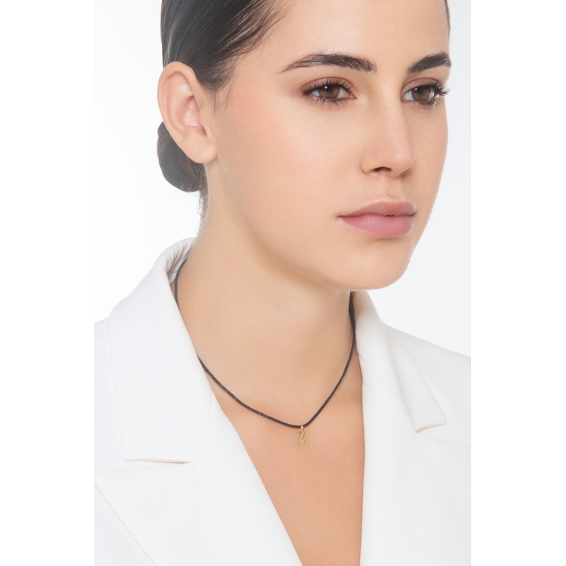 Ciondolo con lettera iniziale M corsivo in oro giallo 18k