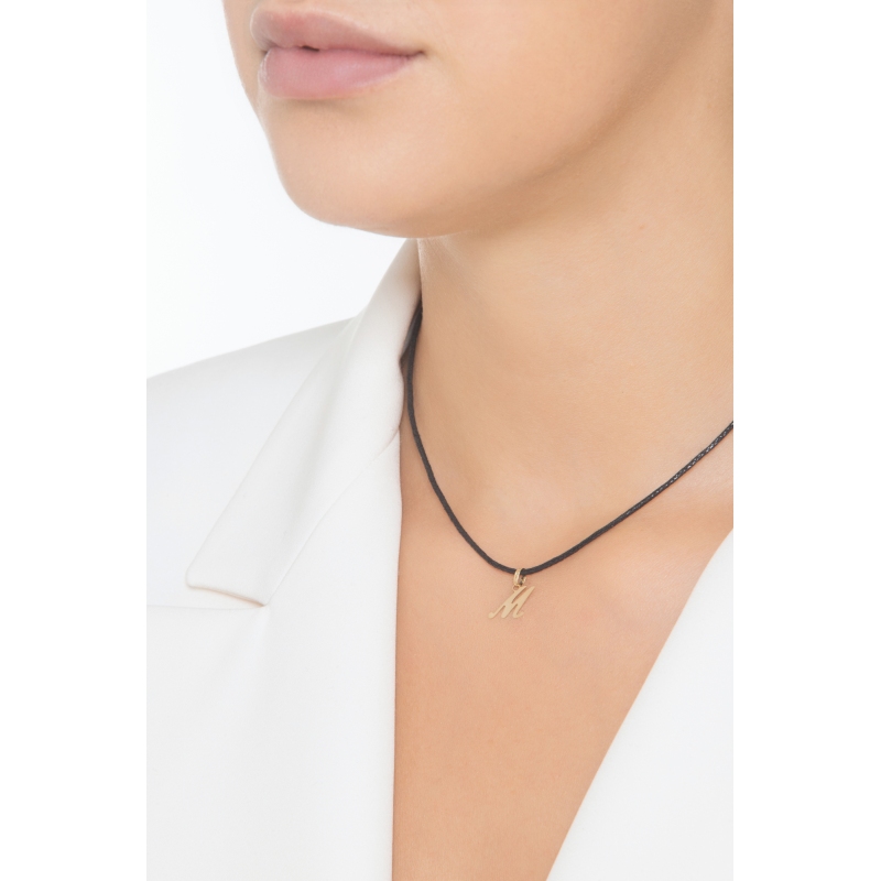 Ciondolo con lettera iniziale M corsivo in oro giallo 18k