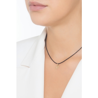 Ciondolo con lettera iniziale M corsivo in oro giallo 18k