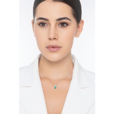 18k white gold pendant with 3 diamond leaves and emerald