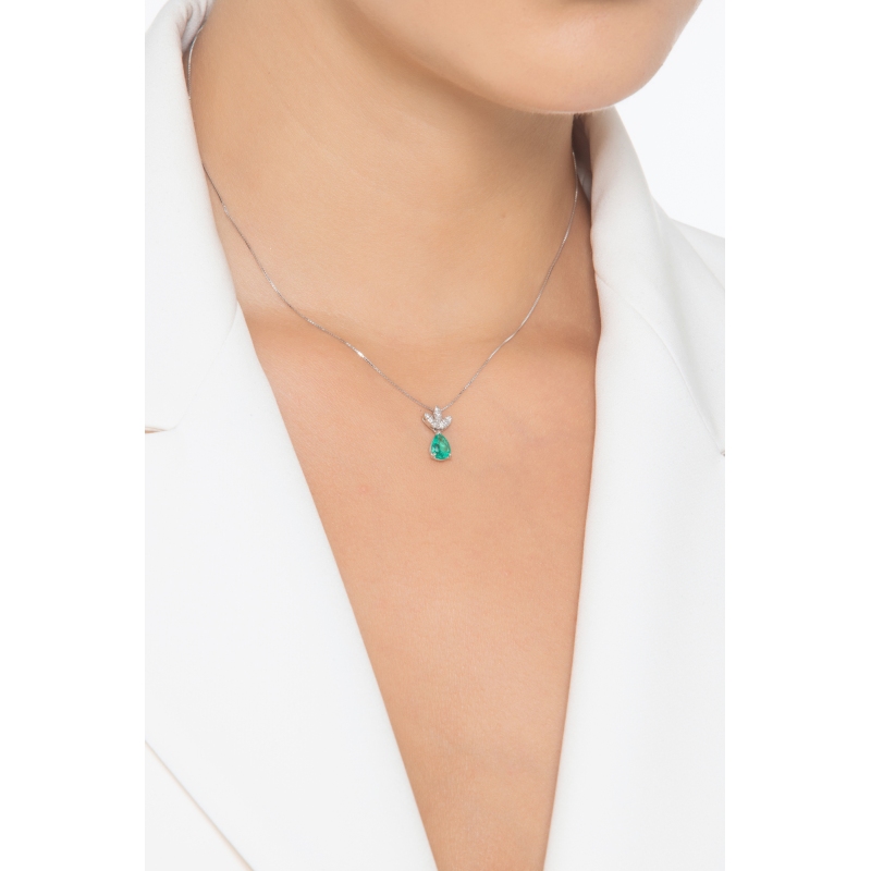 18k white gold pendant with 3 diamond leaves and emerald