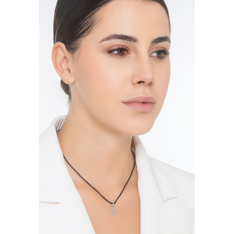 Ciondolo con lettera E in corsivo oro bianco 18k