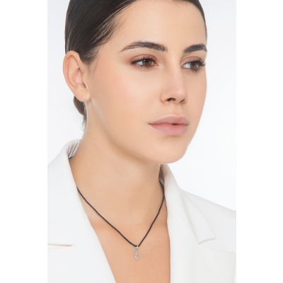 Ciondolo con lettera E in corsivo oro bianco 18k