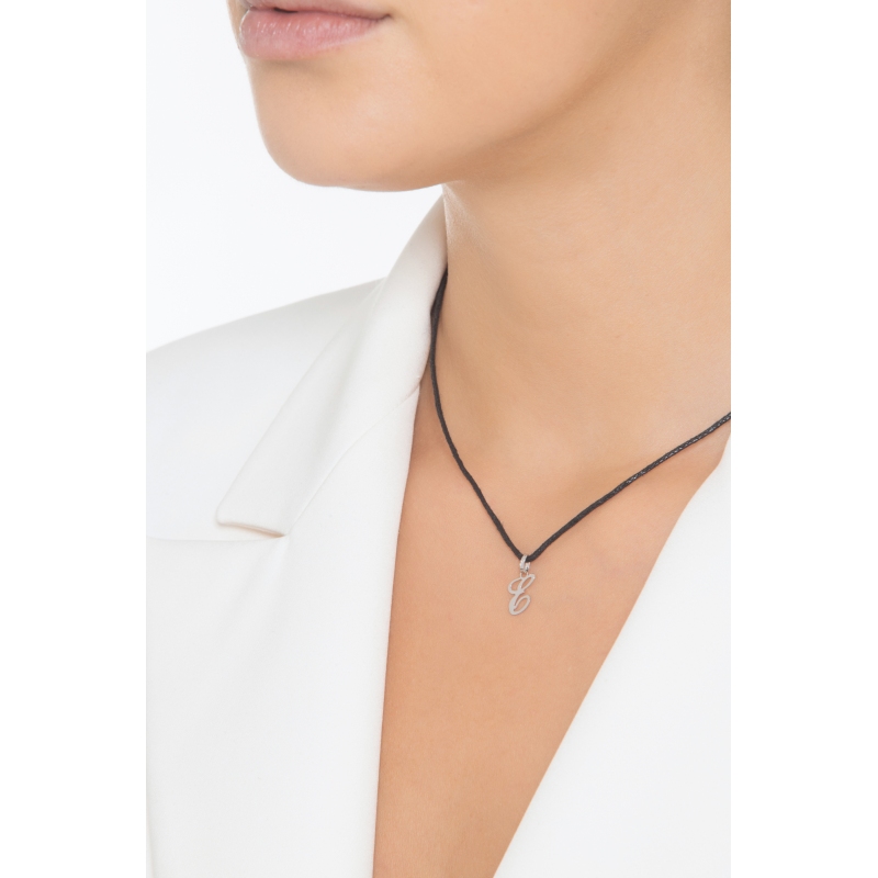 Ciondolo con lettera E in corsivo oro bianco 18k