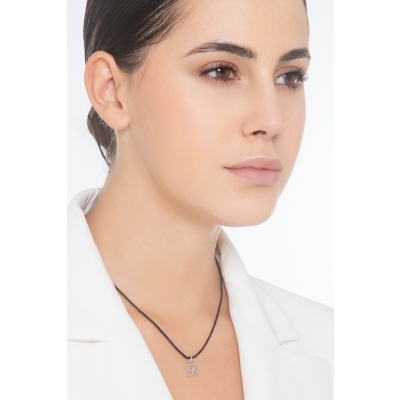 Ciondolo con lettera D in corsivo in oro bianco 18k