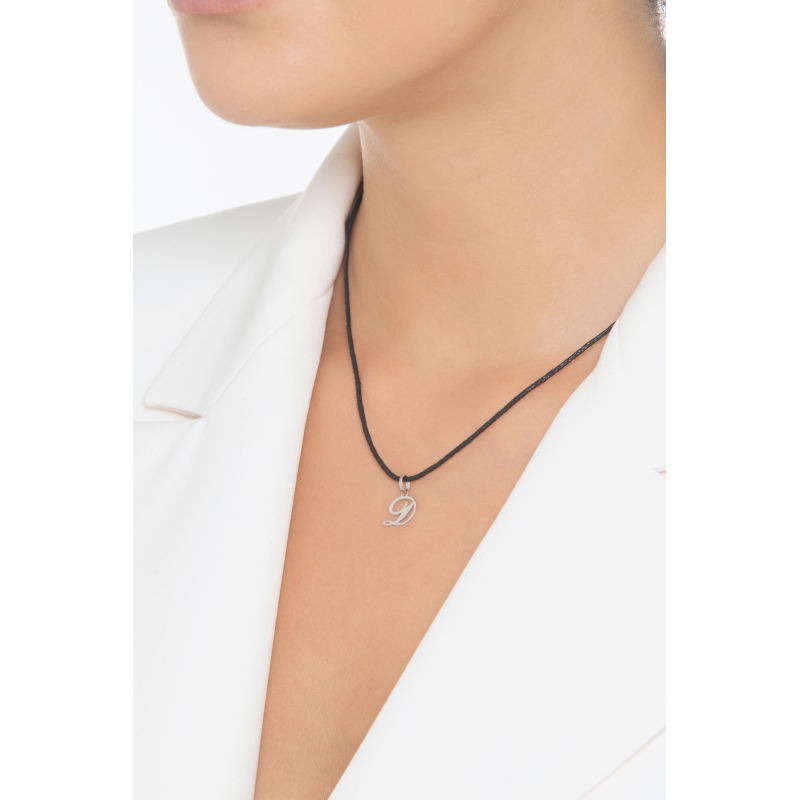 Ciondolo con lettera D in corsivo in oro bianco 18k