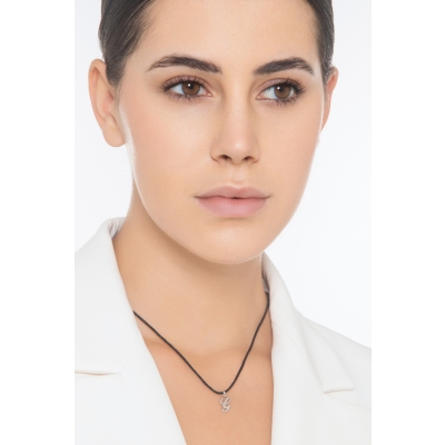 Ciondolo con lettera G in corsivo in oro bianco 18k