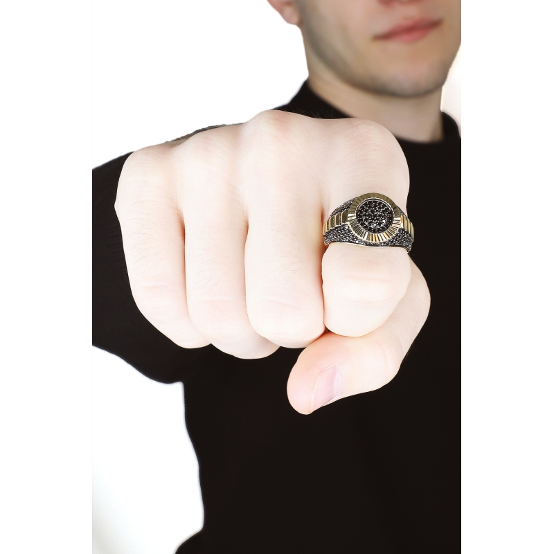 Anello da uomo in oro giallo 18k e zirconi neri