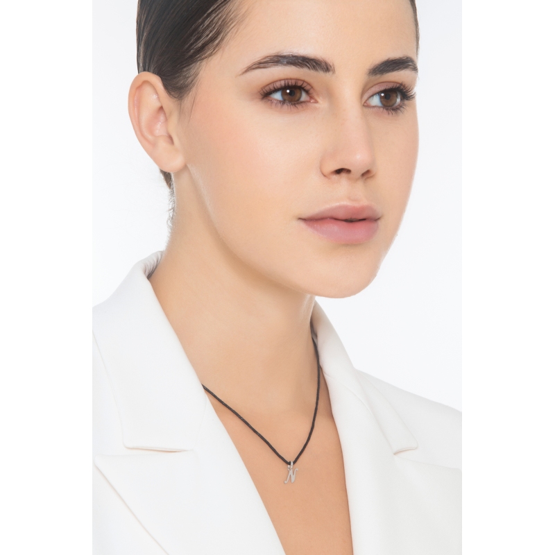 Ciondolo con lettera N in corsivo in oro bianco 18k