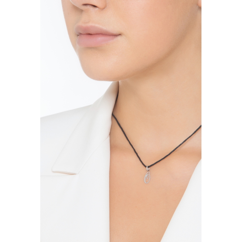 Ciondolo con lettera O in corsivo in oro bianco 18k