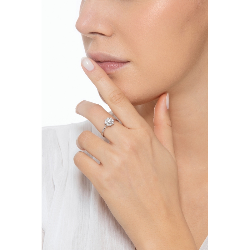 Anello contorno fiore in oro bianco 750 con diamanti