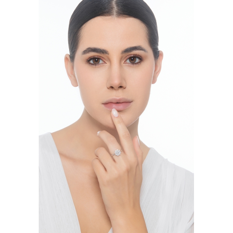 Anello contorno fiore in oro bianco 18k con diamanti