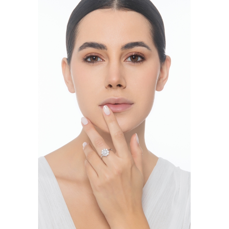 Anello in oro bianco 18k contorno fiori in diamanti