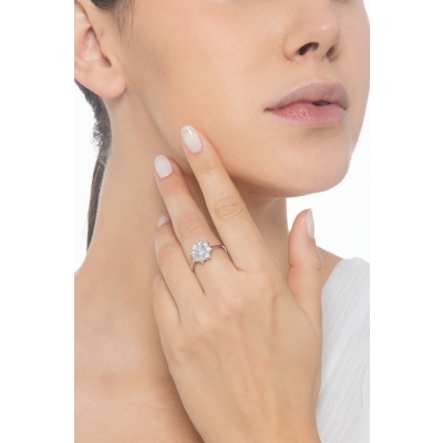 Anello in oro bianco 18k contorno fiori in diamanti