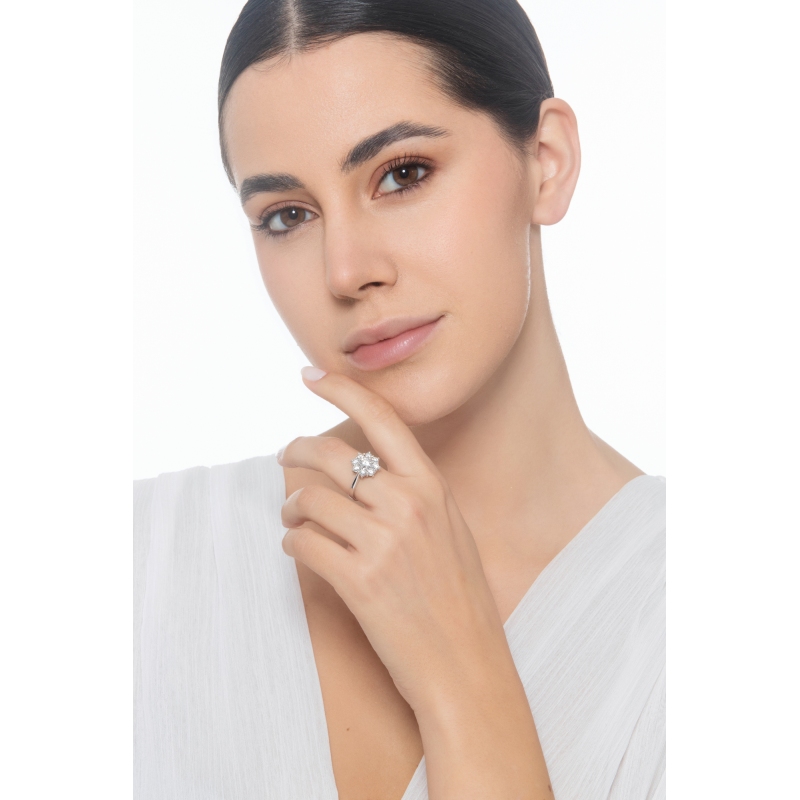 Anello fiore in oro bianco 750 con diamanti