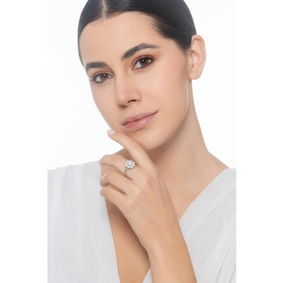 Anello fiore in oro bianco 750 con diamanti