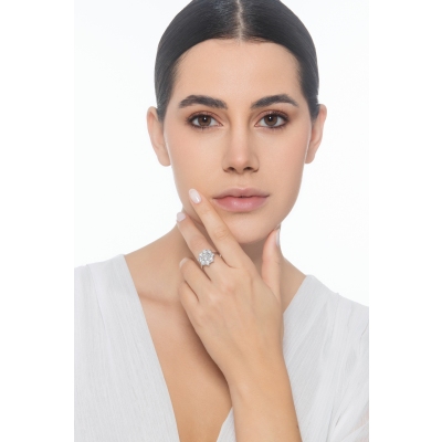 Anello in oro bianco 750 a forma di fiore con diamanti