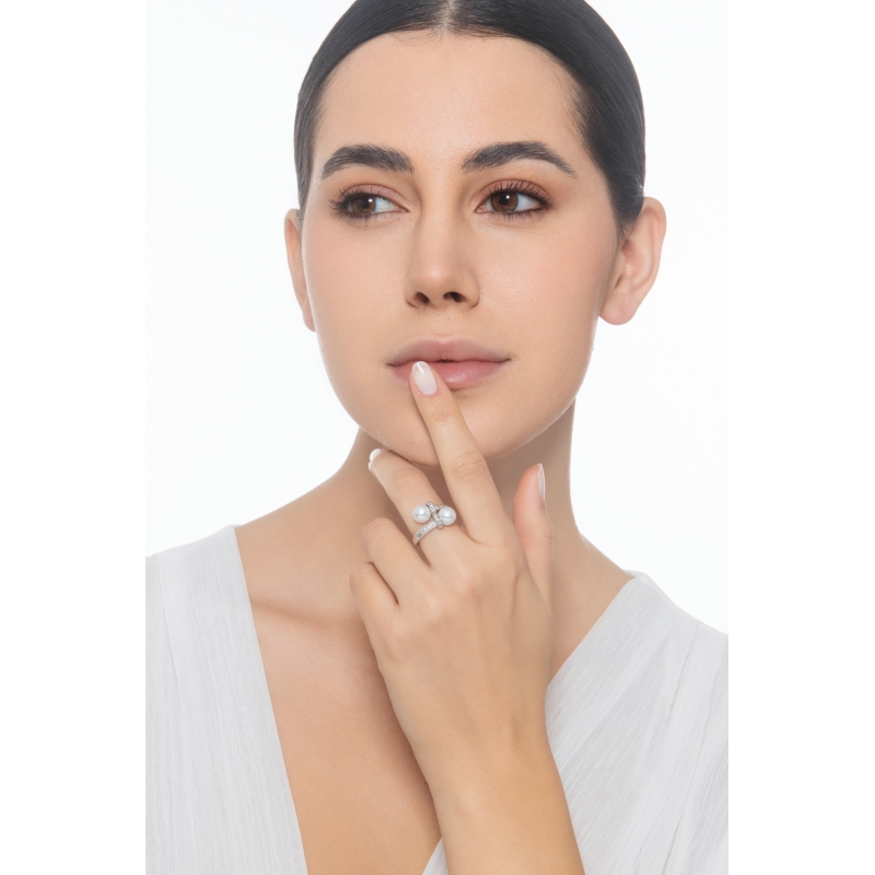 Anello contrariè con perle e diamanti in oro bianco 750