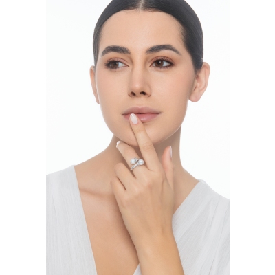 Anello contrariè con perle e diamanti in oro bianco 750