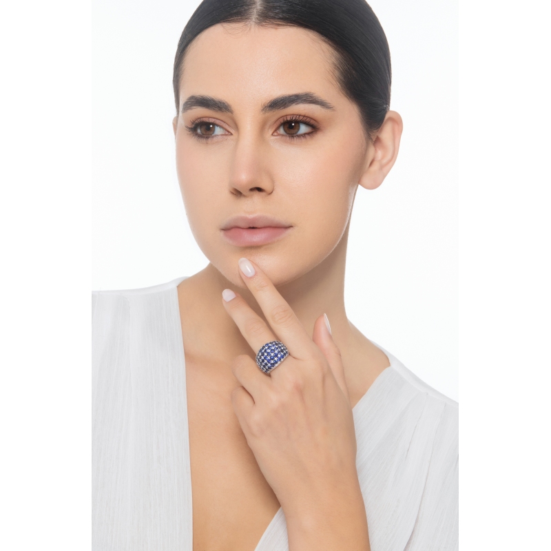 Anello design in oro bianco 750 con zaffiri blu e diamanti