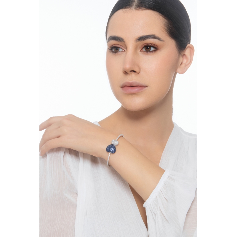 Bracciale in oro bianco 18k con due cuori in diamanti e zaffiri blu