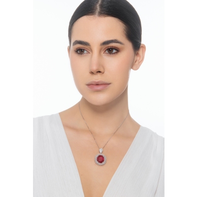 Collana in oro bianco 18k con ciondolo contorno con rubino ovale e diamanti