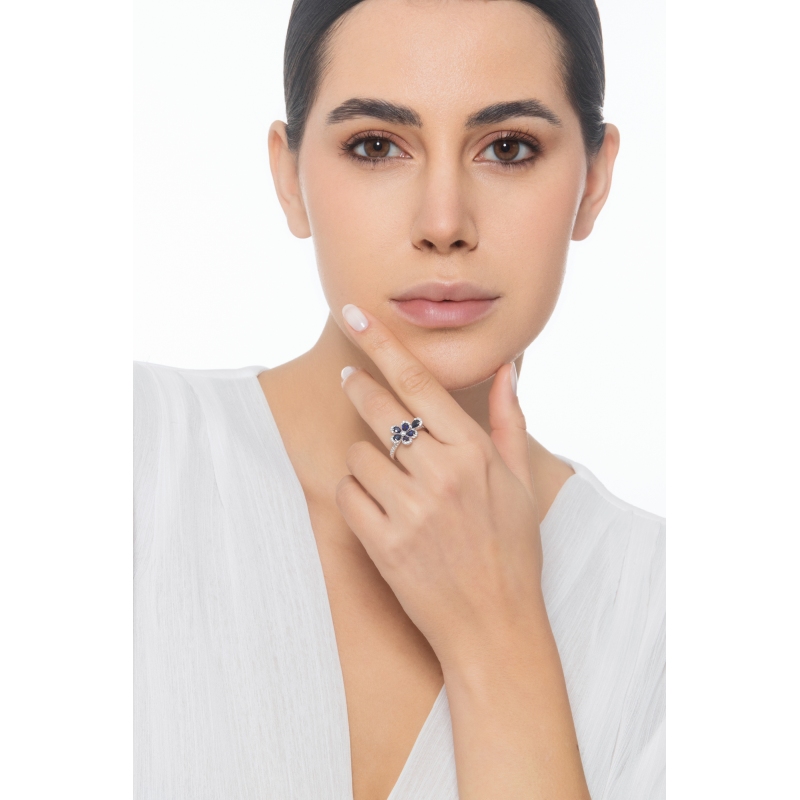 Anello fiore in oro bianco 18k con zaffiri blu e diamanti