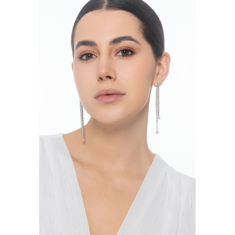 Orecchini pendenti lunghi in oro bianco 18k con diamanti