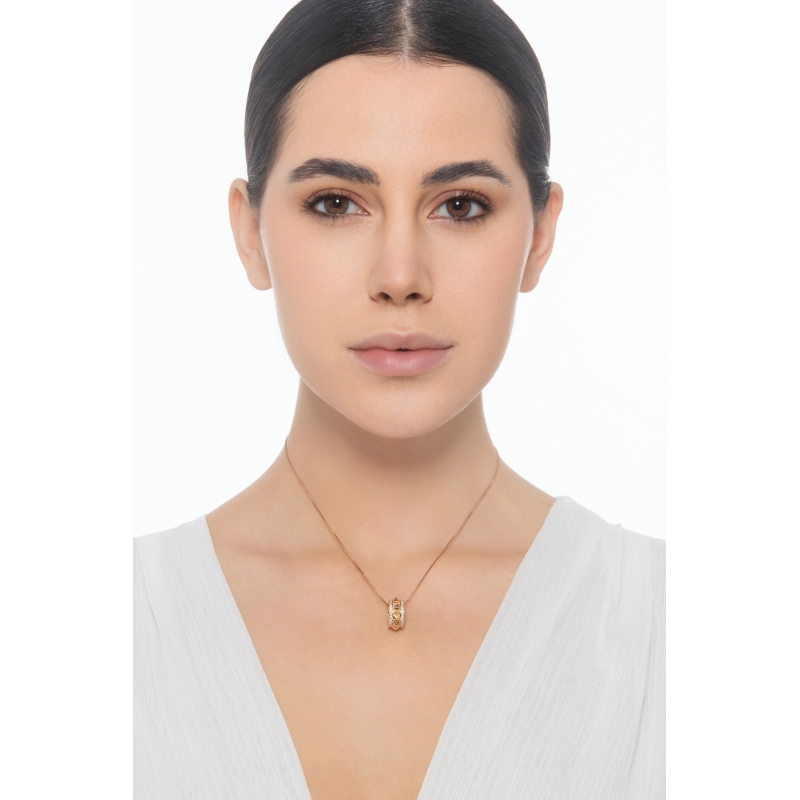 Collana in oro rosa 18k con ciondolo borchie e diamanti