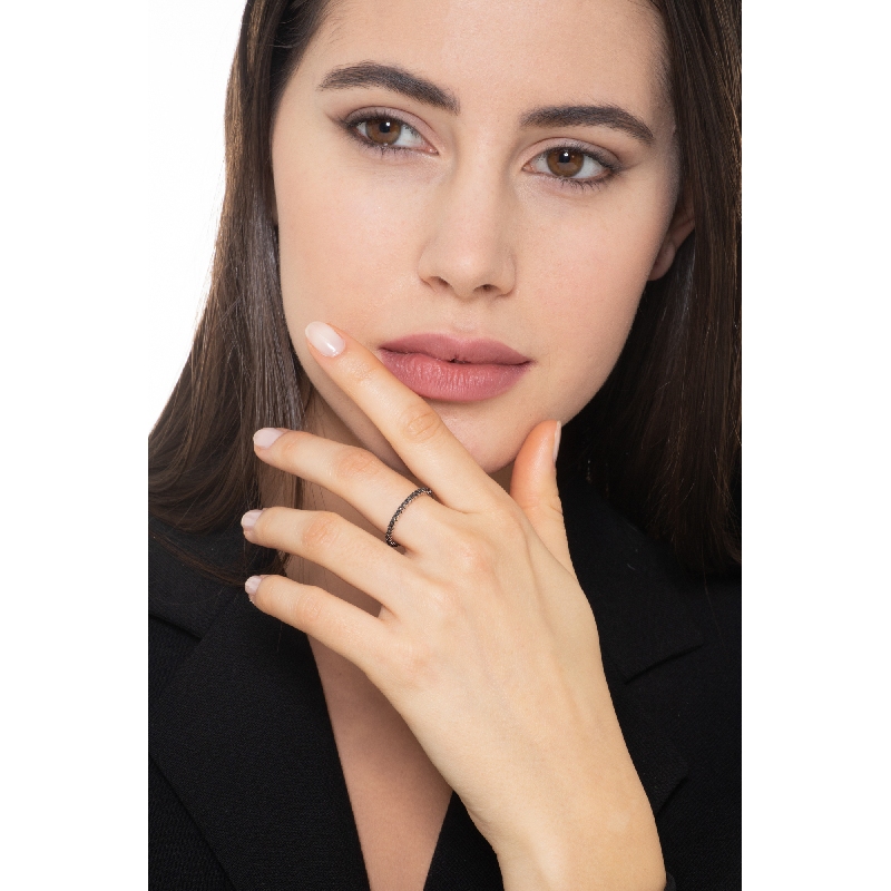 Anello eternity in oro bianco 18k con diamanti neri