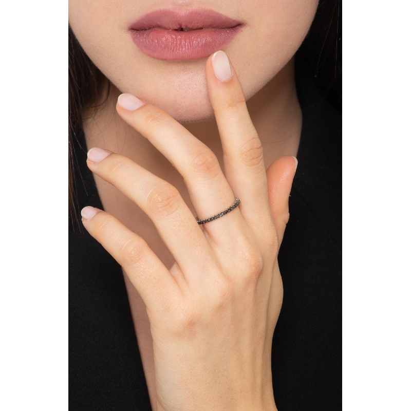 Anello eternity in oro bianco 18k con diamanti neri