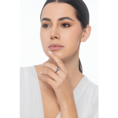 Anello contrariè in oro bianco 18k con zaffiri blu e diamanti