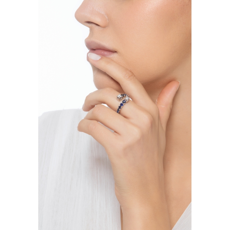 Anello contrariè in oro bianco 18k con zaffiri blu e diamanti