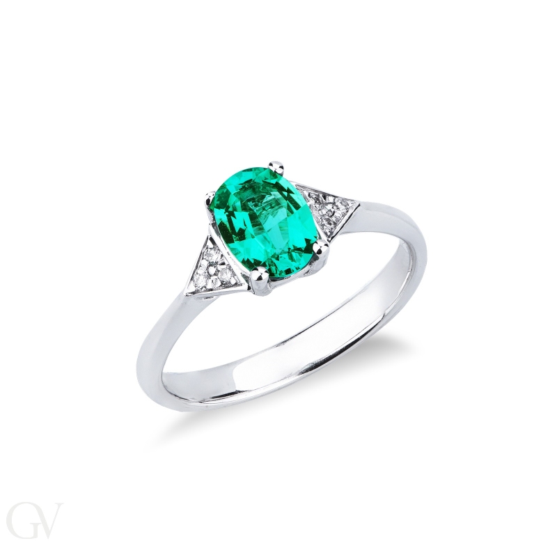 White gold 18k ring with emerald and three diamonds on each side 