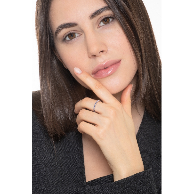 Anello eternity zaffiri blu in oro bianco 18k