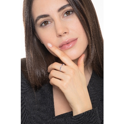 Anello eternity zaffiri blu in oro bianco 18k