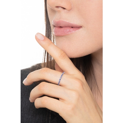 Anello eternity zaffiri blu in oro bianco 18k