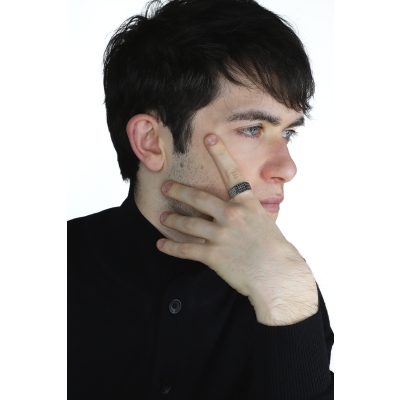 Anello a fascia in oro bianco 750 con pavè in diamanti neri