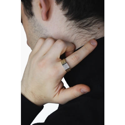 Anello a fascia in oro giallo e bianco 18k con pavè rettangolare in diamanti