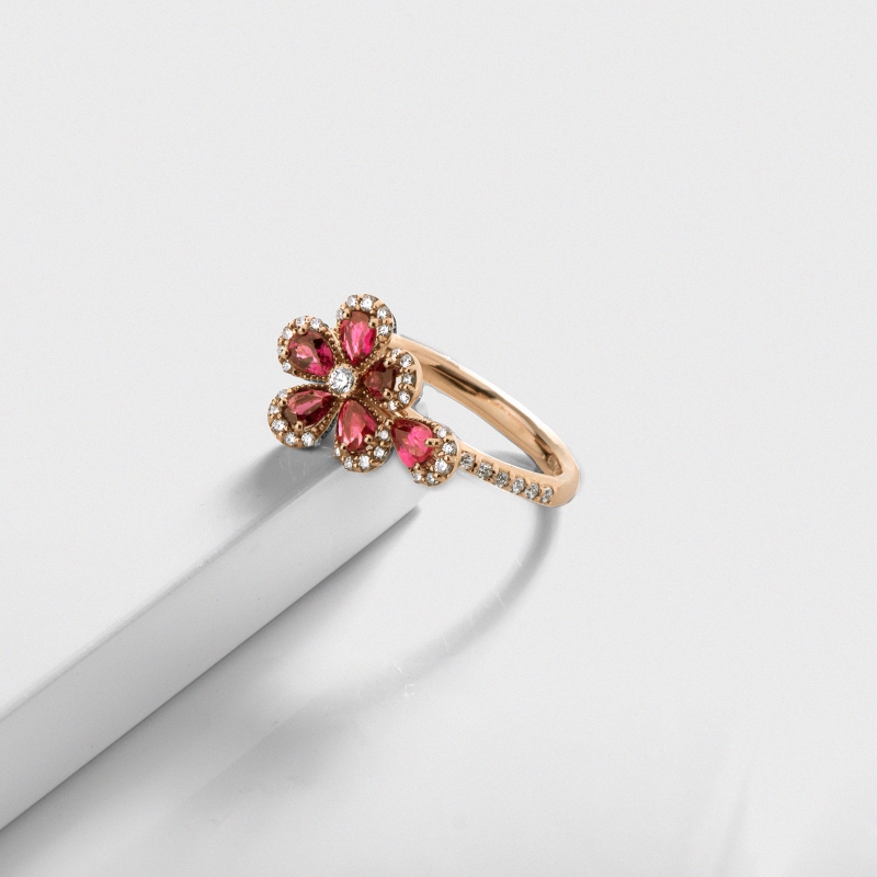 Anello fiore in oro rosa 18k con rubini e goccia e diamanti