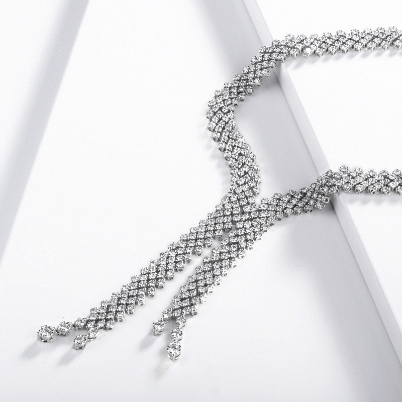 Girocollo donna design in oro bianco 18k con diamanti