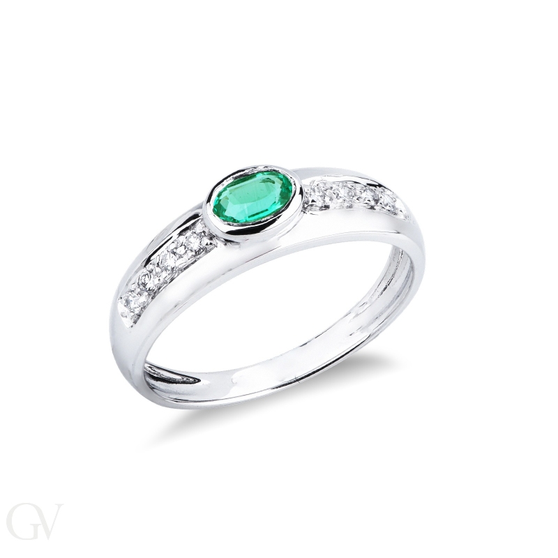 18k white gold ring with diamonds and emerald 