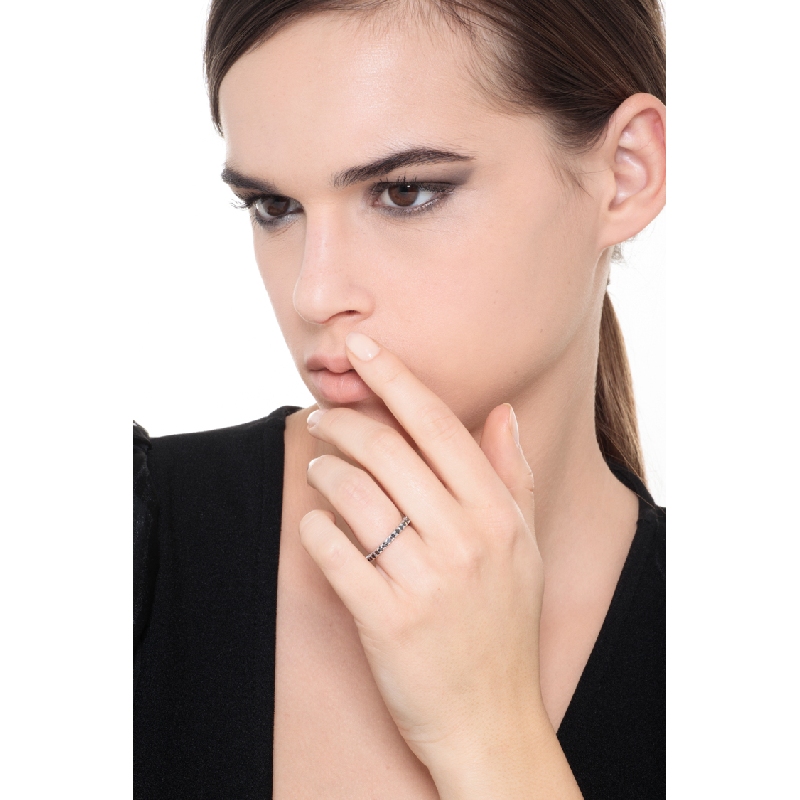 Anello Eternity a griffe in Oro bianco 18k con diamanti neri