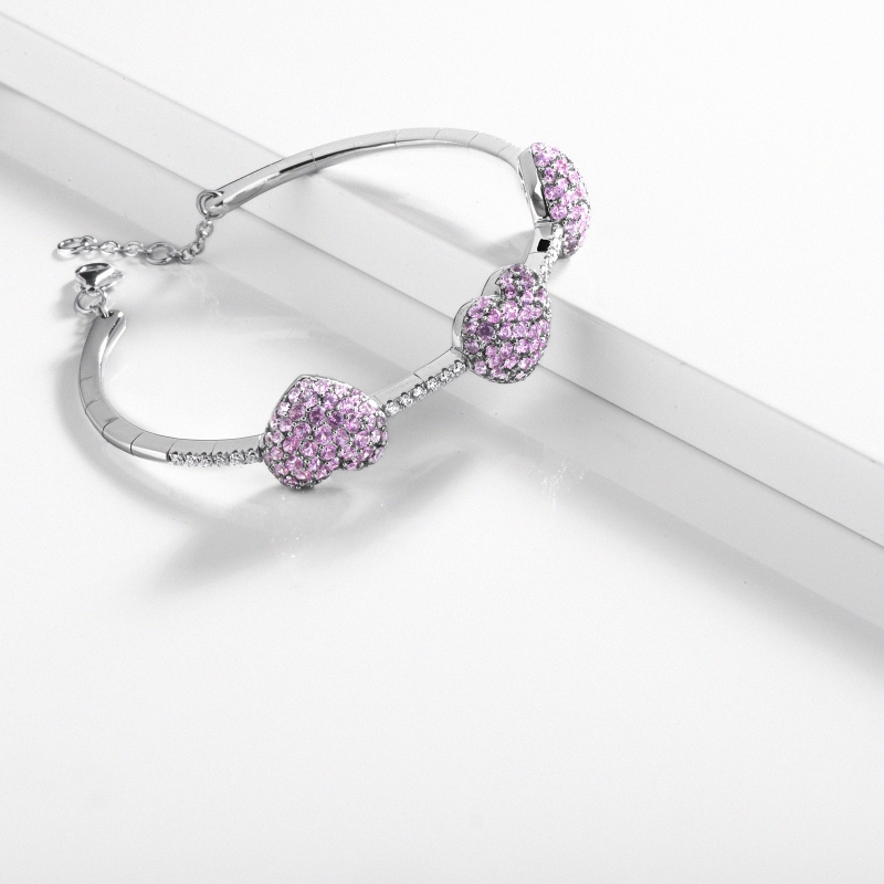Bracciale in oro bianco 750 con diamanti e tre cuori in zaffiri rosa